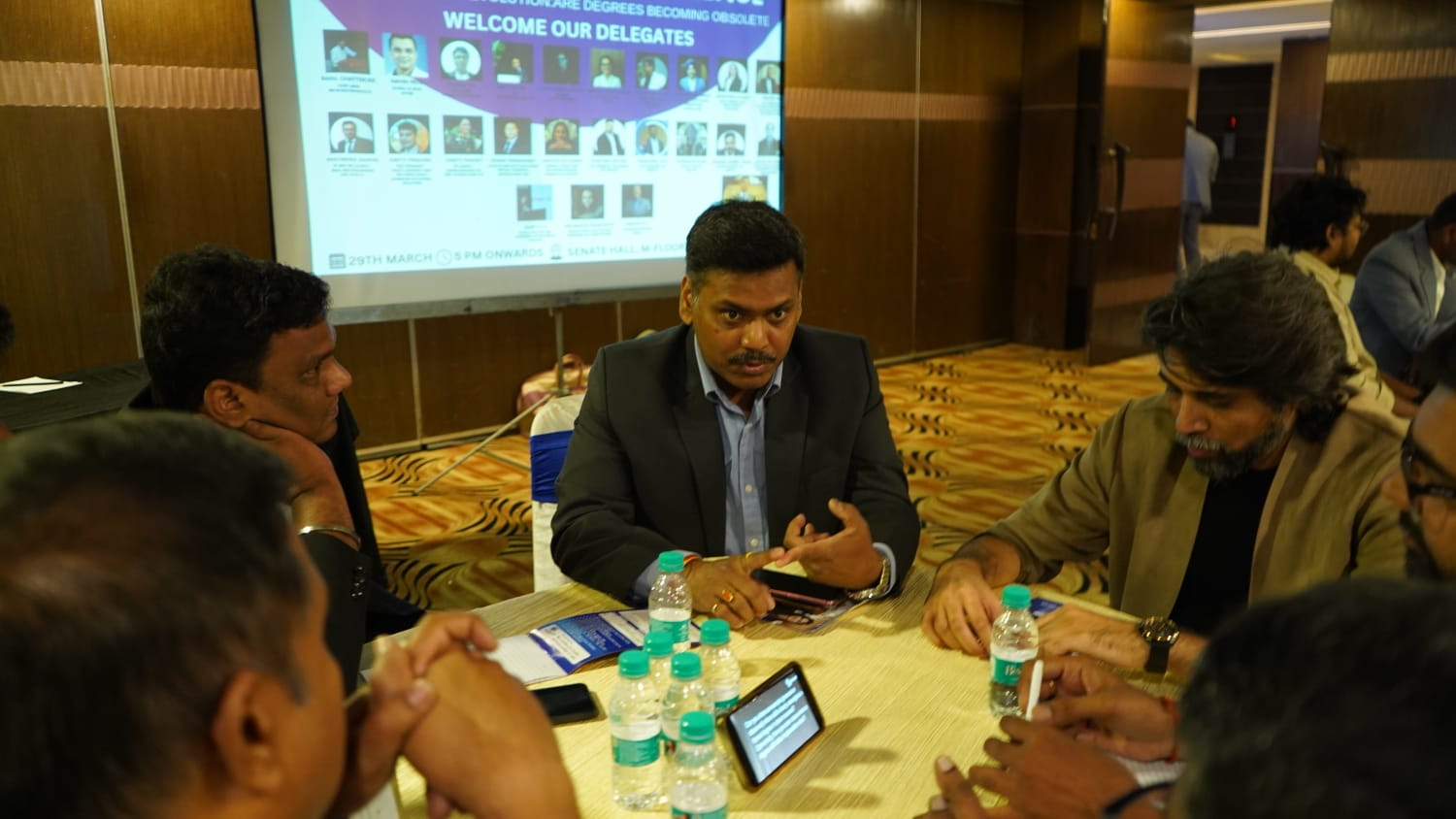 Rahul Chatterjee leading a roundtable discussion with HR delegates